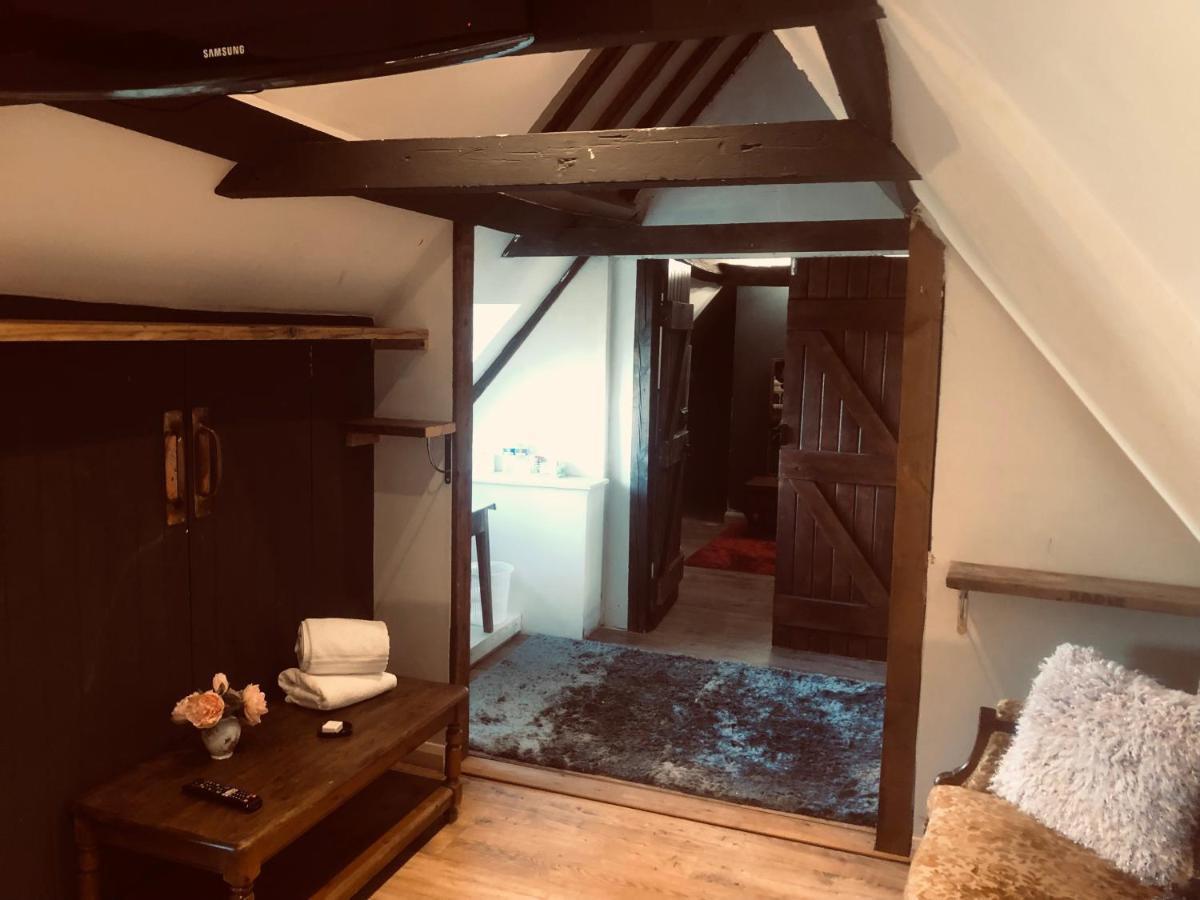 Tudor House - Double Room - Shared Bathroom Goff's Oak Exteriér fotografie